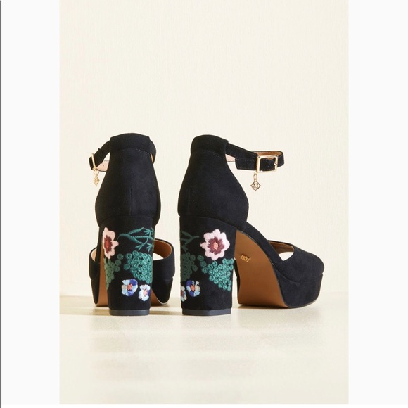 Shoes - Picture 6 of 6